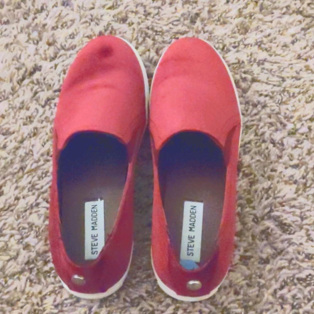 Steve Maddens, Burgundy-suede slide ons.